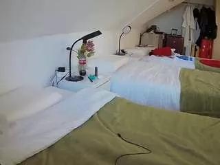 Cling to live show with voyeurcam-julmodels-bed-4 from CamSoda 