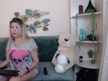 Cling to live show with louisegee from Chaturbate 